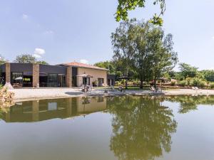 Maisons de vacances Villa Contemporaine avec Spa, Sauna, Piscine et Ile Privative pres de Nantes - FR-1-306-866 : photos des chambres