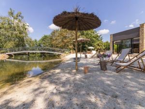 Maisons de vacances Villa Contemporaine avec Spa, Sauna, Piscine et Ile Privative pres de Nantes - FR-1-306-866 : photos des chambres