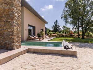 Maisons de vacances Villa Contemporaine avec Spa, Sauna, Piscine et Ile Privative pres de Nantes - FR-1-306-866 : photos des chambres