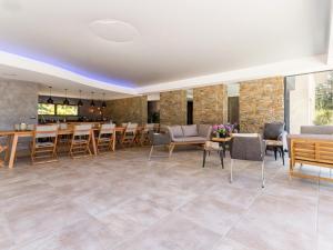 Maisons de vacances Villa Contemporaine avec Spa, Sauna, Piscine et Ile Privative pres de Nantes - FR-1-306-866 : photos des chambres