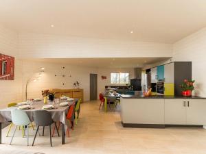 Grande maison en bois avec parc, terrasse, jeux et équipements modernes entre Nantes et Pornic - FR-1-306-1051