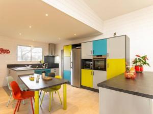 Maisons de vacances Grande maison en bois avec parc, terrasse, jeux et equipements modernes entre Nantes et Pornic - FR-1-306-1051 : photos des chambres