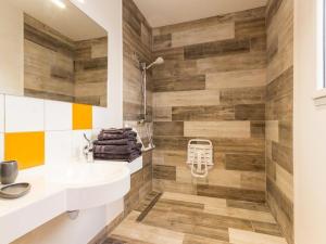 Maisons de vacances Grande maison en bois avec parc, terrasse, jeux et equipements modernes entre Nantes et Pornic - FR-1-306-1051 : photos des chambres