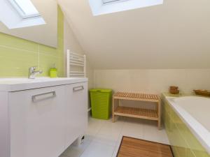 Maisons de vacances Gite familial au calme avec etang prive, proche Nantes, jardin, activites, et acces PMR - FR-1-306-961 : photos des chambres