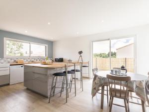 Maisons de vacances Gite moderne avec confort, pres de la mer, jardin clos, garage, WiFi, et equipements bebe - FR-1-306-1173 : photos des chambres