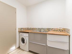 Maisons de vacances Gite moderne avec confort, pres de la mer, jardin clos, garage, WiFi, et equipements bebe - FR-1-306-1173 : Maison de Vacances (4 Adultes)