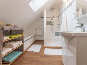 Maisons de vacances Gite Confortable avec Jardin, Proche Mer et Ville, Equipe pour Familles, Velo Inclus - FR-1-306-1076 : photos des chambres