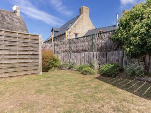 Maisons de vacances Charmante chaumiere renovee pres des marais salants avec jardin clos et equipements modernes - FR-1-306-1072 : Maison de Vacances (4 Adultes)