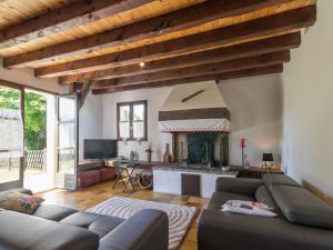 Chaumière Typique en Brière avec Cheminée, WiFi, et Terrasse - Idéal Familles - FR-1-306-1131