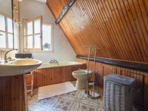 Maisons de vacances Chaumiere Typique en Briere avec Cheminee, WiFi, et Terrasse - Ideal Familles - FR-1-306-1131 : photos des chambres