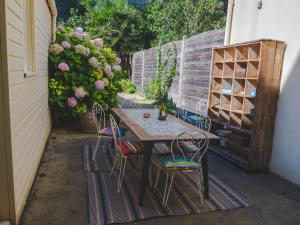 Maisons de vacances Maison mitoyenne avec jardin clos et terrasse a 200m de la plage - Vieux Port de Pornic - FR-1-306-1213 : photos des chambres