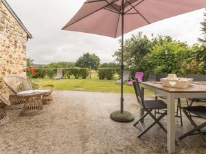 Maisons de vacances Maison de charme avec piscine et grand jardin, pres d'Ancenis - ideal pour familles et balades - FR-1-306-1151 : photos des chambres