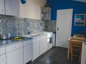 Maisons de vacances Maison mitoyenne avec jardin clos et terrasse a 200m de la plage - Vieux Port de Pornic - FR-1-306-1213 : photos des chambres