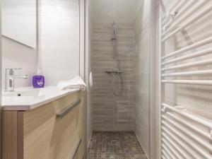 Maisons de vacances Maison bretonne renovee pres de la mer avec jardin, terrasse et equipements modernes - FR-1-306-1197 : photos des chambres