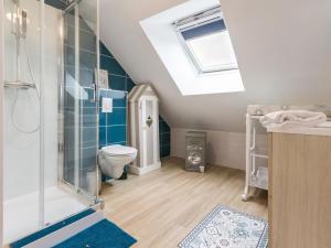 Maisons de vacances Maison bretonne renovee pres de la mer avec jardin, terrasse et equipements modernes - FR-1-306-1197 : photos des chambres