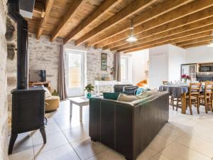 Maisons de vacances Maison bretonne renovee pres de la mer avec jardin, terrasse et equipements modernes - FR-1-306-1197 : photos des chambres