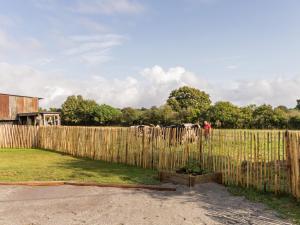 Maisons de vacances Maison bretonne renovee pres de la mer avec jardin, terrasse et equipements modernes - FR-1-306-1197 : photos des chambres