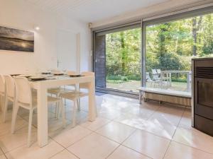 Maisons de vacances Gite Contemporain avec Jardin et Parking a La Chapelle-sur-Erdre - FR-1-306-1309 : photos des chambres