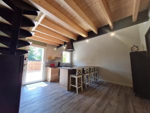 Studio cosy avec mezzanine, cour privative et espace vert à Rochetrejoux - FR-1-426-478