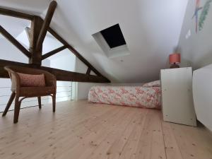 Maisons de vacances Studio cosy avec mezzanine, cour privative et espace vert a Rochetrejoux - FR-1-426-478 : photos des chambres