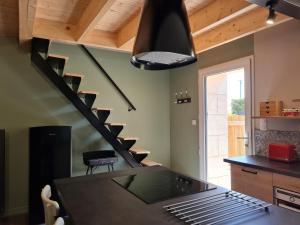Studio cosy avec mezzanine, cour privative et espace vert à Rochetrejoux - FR-1-426-478