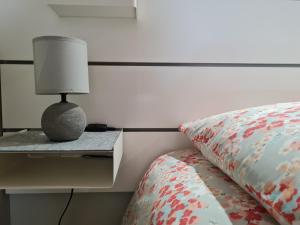 Maisons de vacances Studio cosy avec mezzanine, cour privative et espace vert a Rochetrejoux - FR-1-426-478 : photos des chambres