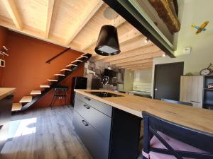 Maisons de vacances Charmant studio renove avec mezzanine, cour privative et parking a Rochetrejoux - FR-1-426-479 : photos des chambres