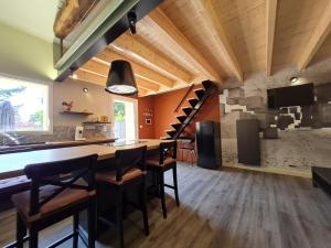 Maisons de vacances Charmant studio renove avec mezzanine, cour privative et parking a Rochetrejoux - FR-1-426-479 : photos des chambres