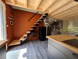 Maisons de vacances Charmant studio renove avec mezzanine, cour privative et parking a Rochetrejoux - FR-1-426-479 : photos des chambres