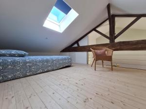 Maisons de vacances Charmant studio renove avec mezzanine, cour privative et parking a Rochetrejoux - FR-1-426-479 : photos des chambres