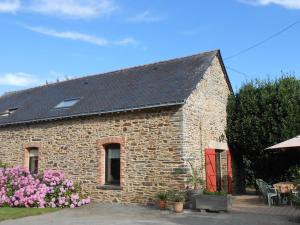 Maisons de vacances Gite calme avec jardin clos, equipements complets et activites sur place a Callac - FR-1-306-1130 : photos des chambres