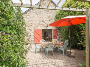 Maisons de vacances Gite calme avec jardin clos, equipements complets et activites sur place a Callac - FR-1-306-1130 : photos des chambres
