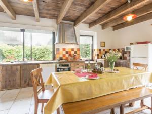 Maisons de vacances Gite calme avec jardin clos, equipements complets et activites sur place a Callac - FR-1-306-1130 : photos des chambres