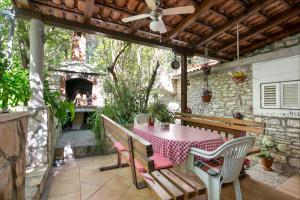 Apartments with parking spaces Supetar, Brac - 22123