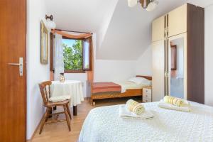 Apartments with parking space Supetar, Brac - 22123