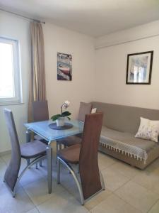 Apartments with parking spaces Lokva Rogoznica, Omis - 12906