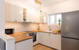 Stunning Home In Zadvarje