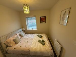 Walk to Liverpool Airport - Luxury Stay with EV Charge - Fast WiFi