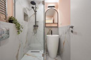 Romanian Athenaeum Flat - Refined 3BR Steps from Calea Victoriei