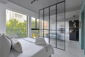 Luxury apartment with City & Mountain views