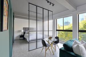 Luxury apartment with City & Mountain views