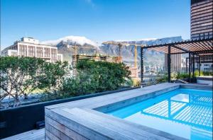 Luxury apartment with City & Mountain views