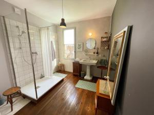 Maisons de vacances Gite XIXe de charme a Candes-St-Martin avec jardin clos - FR-1-381-612 : photos des chambres