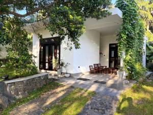 Mountain Edge Unawatuna