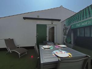 Maison 2 pièces à 600m de la mer avec parking privé - FR-1-224A-77