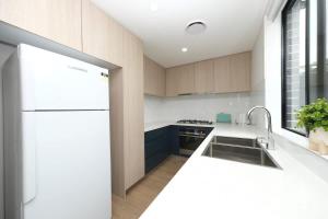 Modern 4 Bedroom House in Box Hill