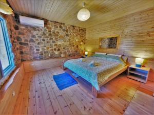 Eco Secluded hand built stone house in an oasis