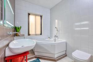 City Skyline Penthouse with Large Terrace & Views