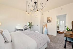 475 Unit 3 Stunning Private 1B unit Kingsize bed &sofa bed AC