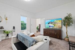 475 Unit 3 Stunning Private 1B unit Kingsize bed &sofa bed AC